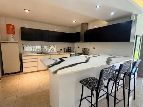 Casa en Venta con 4 cocheras