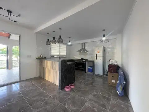 Casa 4 ambientes con 2 baños