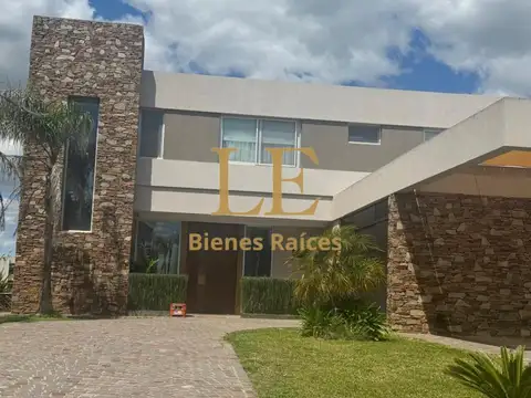 Casa 5 ambientes con 4 baños