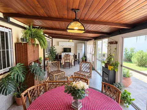 Casa 4 ambientes con 2 baños
