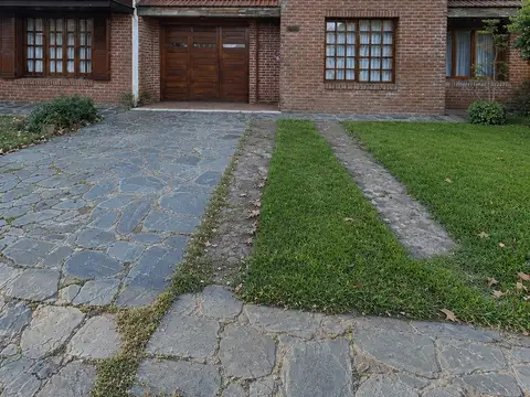 Chalet en venta con parque y cochera en Caisamar.