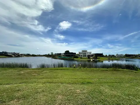 VENTA | Lote al lago central, orientacion Norte |Barrio Marinas