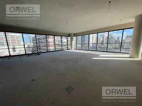 Oficina 7 ambientes con 14 baños