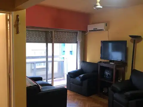 DEPARTAMENTO DE DOS AMBIENTES CON BALCÓN A LA CALLE!!!