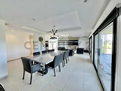 Casa en Venta con 4 cocheras