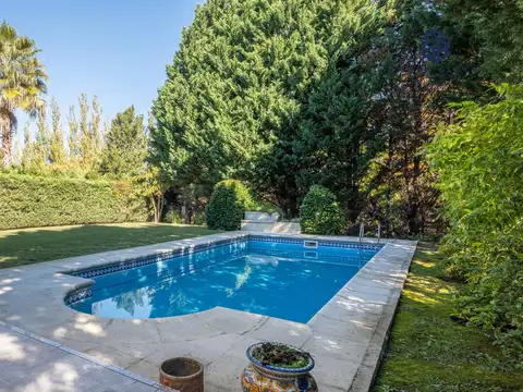 440 m² construidos | Lote 1.003 m² | 6 ambientes | 2 cocheras