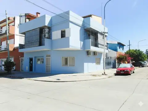 Casa con terraza, balcones y espacios múltiples en diseño fu