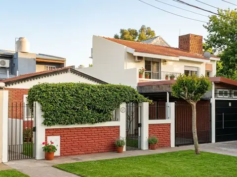 Casa en Venta con 2 cocheras