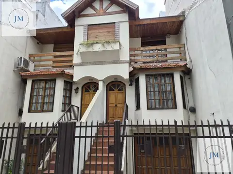 AMPLIO TRIPLEX EN ALQUILER EN ALMAGRO - 3 DORM + 3 BAÑOS + COCHERA + PATIO
