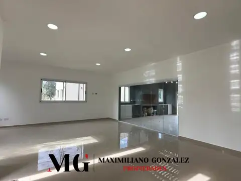 Casa en Venta con 3 cocheras