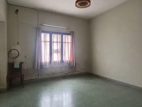Casa 8 ambientes con 2 baños