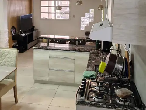 Casa 4 ambientes con 2 baños