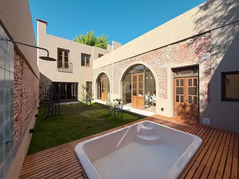 Casa de 4 dormitorios con cochera, patio y pileta 