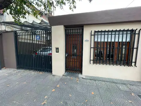 CASA A LA VENTA CON COCHERA, PISCINA, PATIO Y QUINCHO
