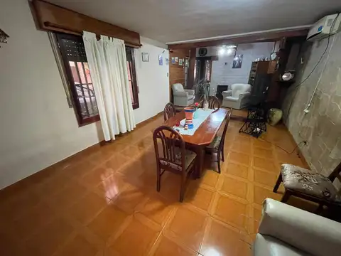CASA A LA VENTA CON COCHERA, PISCINA, PATIO Y QUINCHO