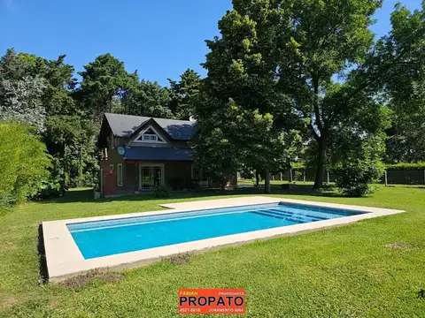 2 casas modernas con 2 piscinas sobre lote propio de 3000m2 (una de ellas 4 ambientes y la otra 3 ambientes)