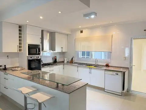 Casa en Venta con 2 cocheras