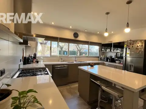 Casa en Venta con 2 cocheras