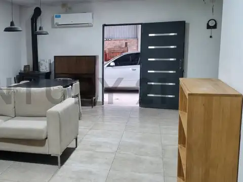 Moderna casa de 1 dormitorio con gran parque y parrilla sobre lote de 1.000 m² – Barrio El Rodeo, Et