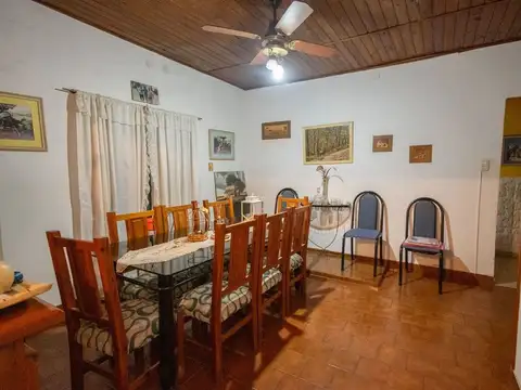 Casa 7 ambientes con 1 baño