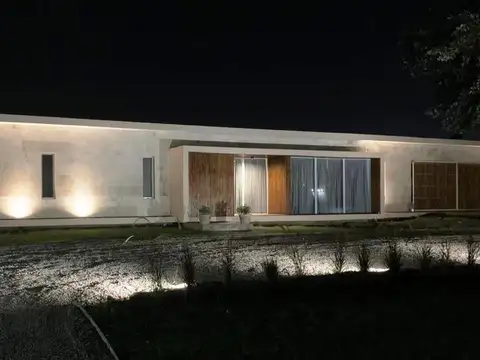 Casa en venta. 3 dormitorios.  Pileta. Barrio Cerrado Santa Irene, Comarcas de Lujan. Zona Oeste.