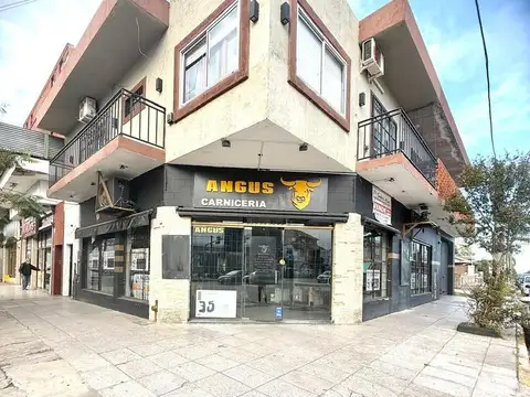 Excelente local comercial en importante esquina 