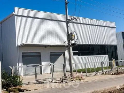 Depósito industrial en alquiler 2800m2 ROCIADORES playa dock de carga en Polo industrial Ezeiza