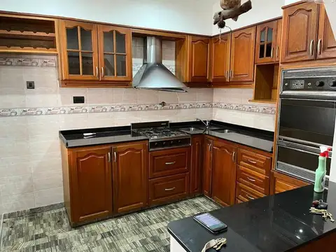 OPORTUNIDAD. CASA  PH 3 AMBIENTES CON COCHERA. LOMAS DEL MIRADOR