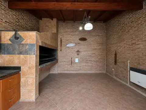Casa 8 ambientes con 3 baños