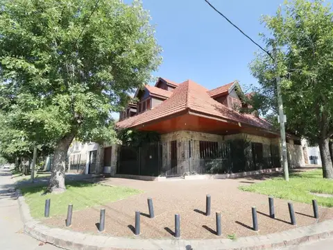 Casa en 2 plantas 2 Cocheras Patio Parrilla Wilde