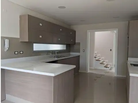 Casa en Venta con 4 cocheras