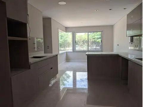 Casa 4 ambientes con 4 baños