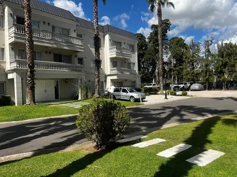 Casa en Alquiler con 2 cocheras