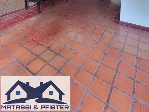 Casa 4 ambientes con 2 baños