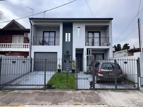 Venta Casa 4 Amb Cochera Y Fondo Apto Crédito