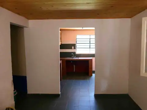 Casa 4 ambientes con 1 baño
