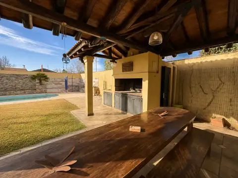 Casa 6 ambientes con 4 baños