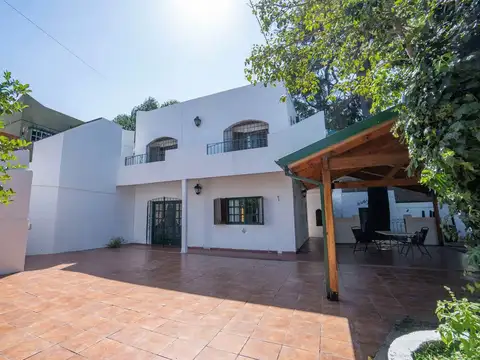 VENTA CASA CON QUINCHO Y COCHERA ALDO BONZI