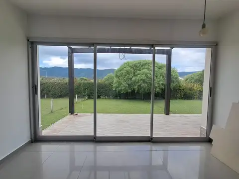 Casa 4 ambientes con 2 baños