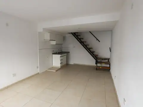 VENTA - CASA DE PASILLO 1 DORMITORIO - ZONA SUR / MATHEU
