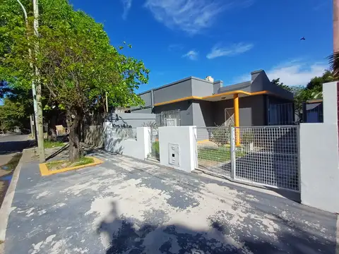 Casa de 4 ambientes en alquiler. Cochera pasante. 3 Dormitorios. Baño. Toilette. Parque. Posesion inmediata