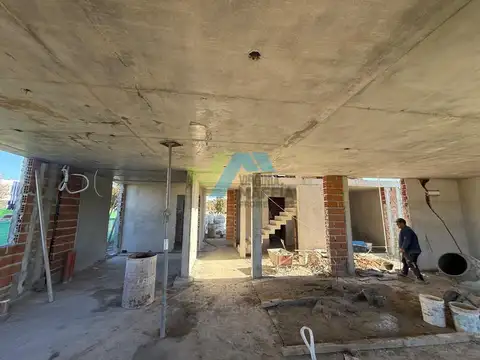 Casa en Venta con 2 cocheras