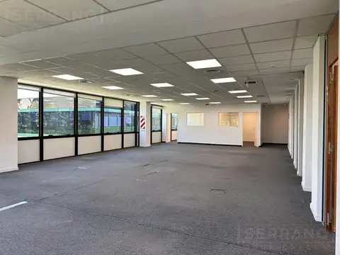 Oficina en alquiler en planta baja de 278m2 con 5 cocheras en Martínez