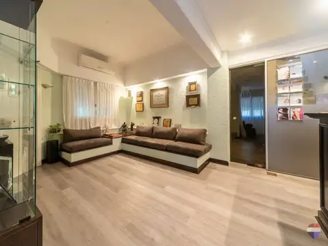 Casa en Alquiler con 3 cocheras