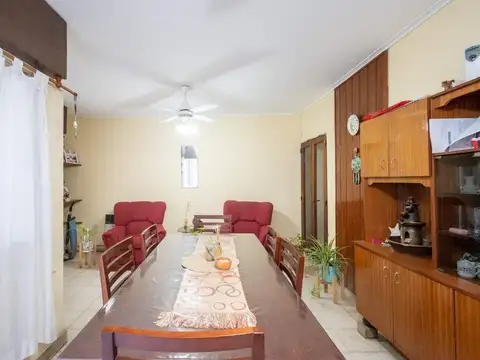 Casa 8 ambientes con 2 baños