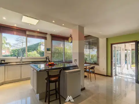 Casa 7 ambientes con 4 baños