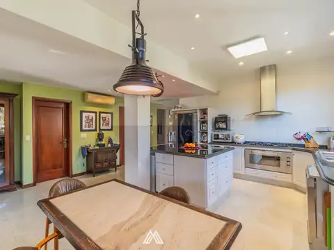 Casa en Venta con 4 cocheras