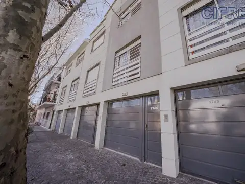 PH en Villa Pueyrredon de 3 ambientes con cochera, distribuido en tres plantas.