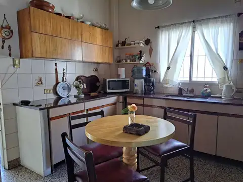 Casa en Venta con 3 cocheras