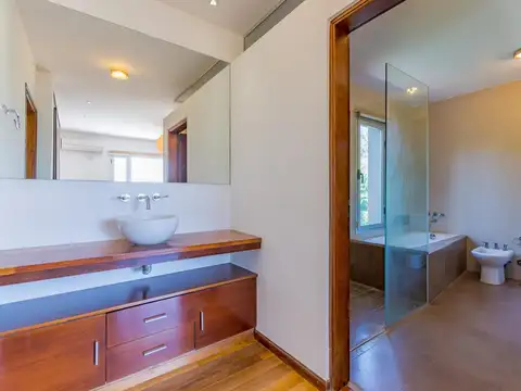 Venta-Casa de 3 dormitorios, pileta y jardín- Puerto Roldán